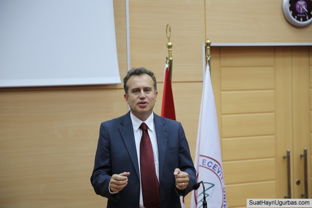 Prof. Dr. Suat Hayri Uğurbaş kürsüde konuşurken