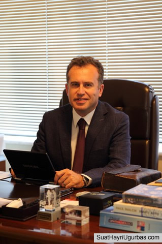 Prof. Dr. Suat Hayri Uğurbaş çalışma masasında
